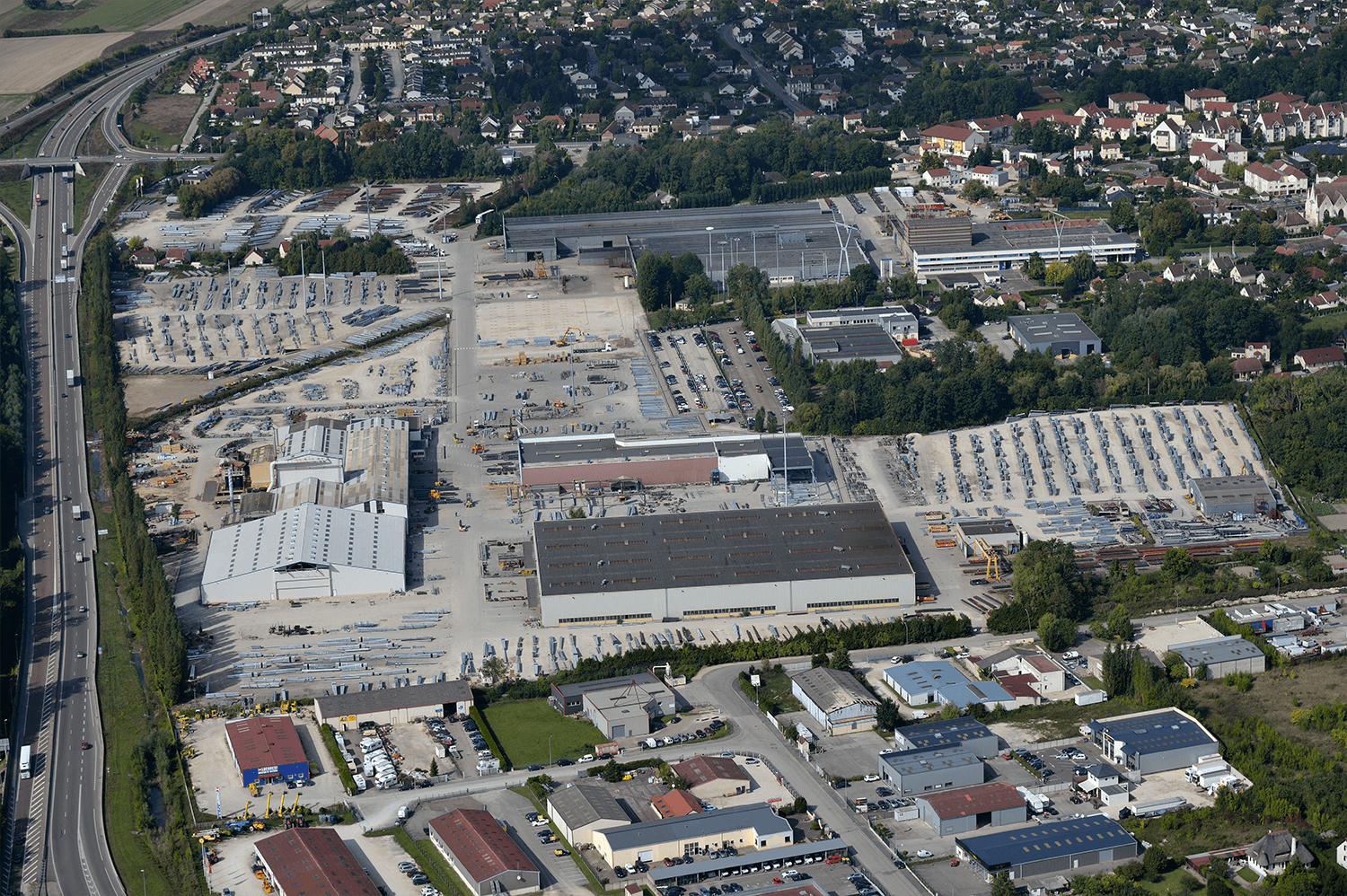 PETITJEAN est implanté près de Troyes en Champagne sur un site industriel de 30 hectares où sont intégralement conçus et fabriqués mâts et candélabres de toutes dimensions (vue aérienne).