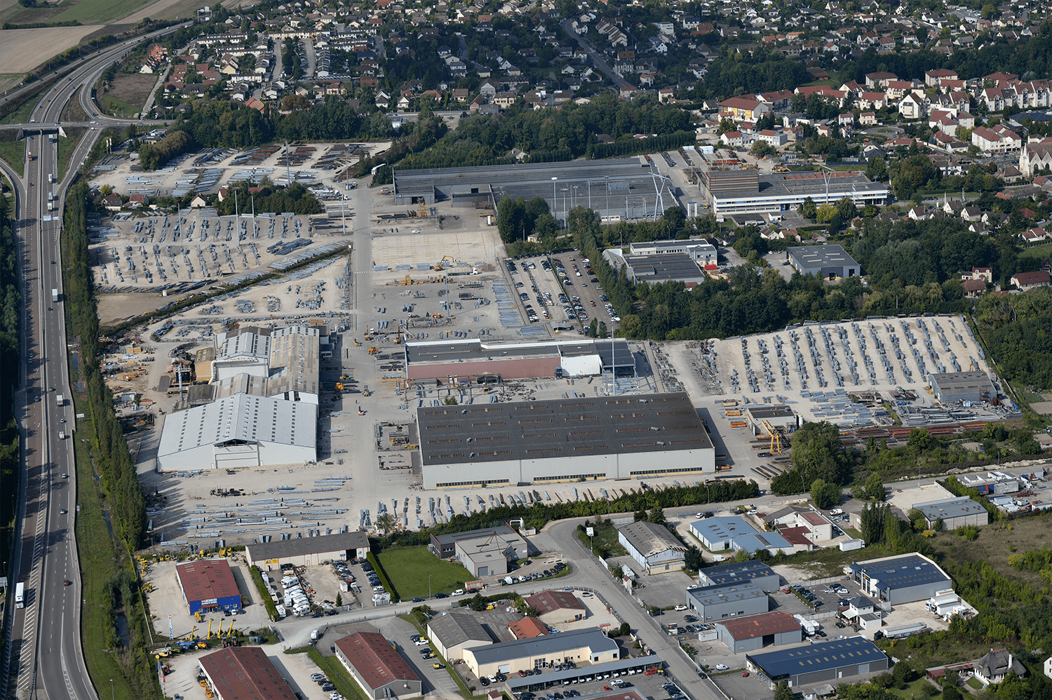 PETITJEAN se encuentra implantada cerca de Troyes, en Champagne, en una planta industrial de 30 hectáreas en la que se diseñan y fabrican íntegramente postes y farolas de todos los tamaños (vista aérea).